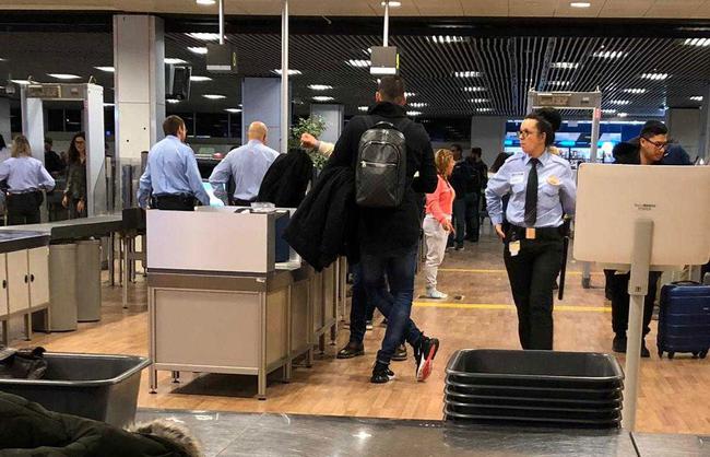 在马德里机场接受安检