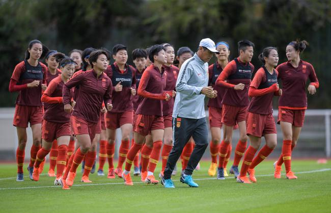 6月11日，中国队球员在训练前热身。新华社记者毛思倩摄