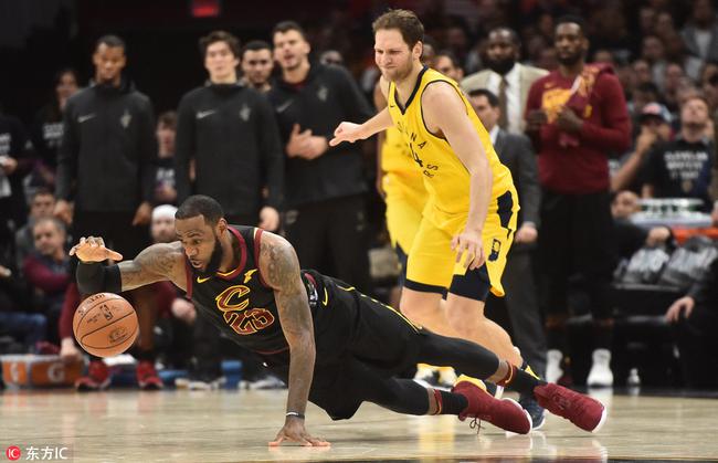 老闆陪他回更衣室!這3個動圖多少詹蜜看哭了?-黑特籃球-NBA新聞影音圖片分享社區