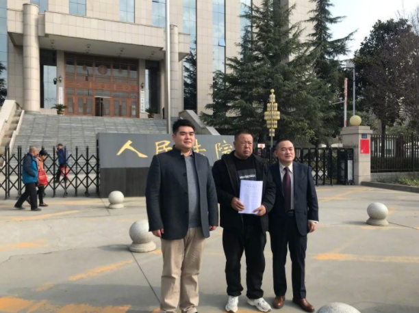  3月15日，姚先生（中）及其代理律师。记者 贾晨  摄 