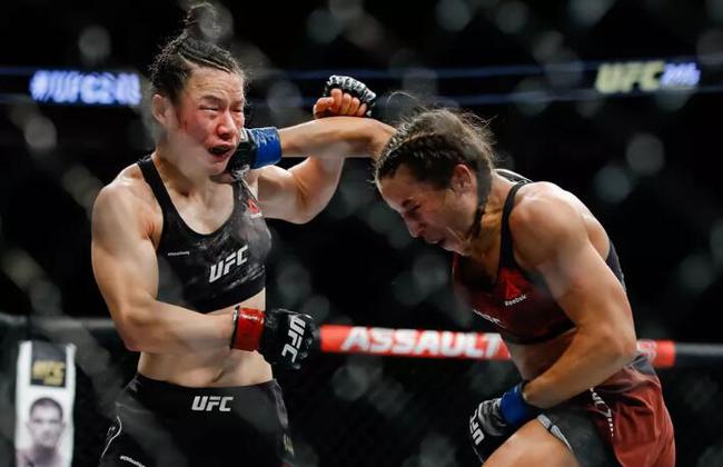 张伟丽(Zhang Weili)与乔安娜-耶德尔泽西克(Joanna Jedrzejczyk)的女子草量级冠军战,那是一场难分伯仲的史诗级对决