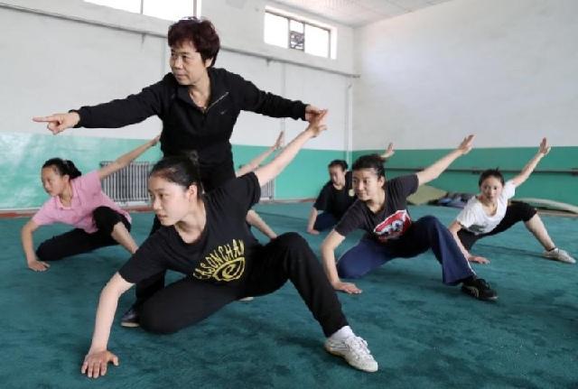 教练42年培育数百名武术英才〔¨沧州〕 心在