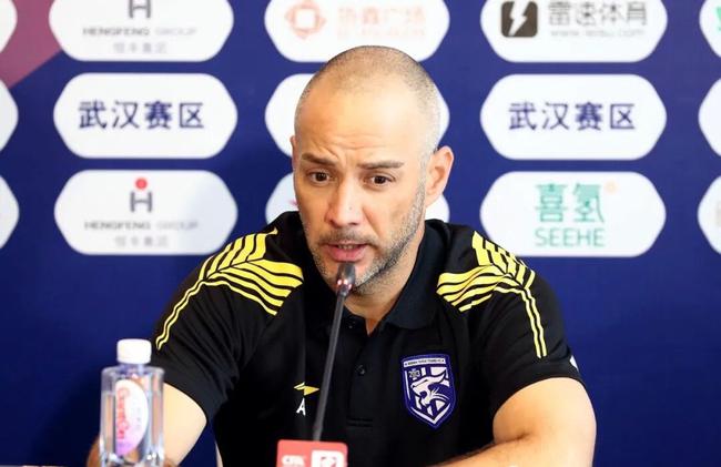 武汉三镇队的主教练 4525-kracxeq4026930.jpg