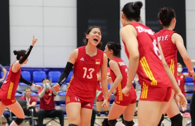 中国青年女排庆贺胜利