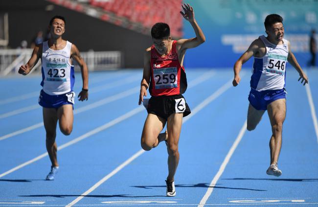 苏州市体育运动学校选手隋高飞（中）在比赛中冲刺。