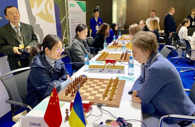 中国女队以3.5比1.5战胜乌克兰女队