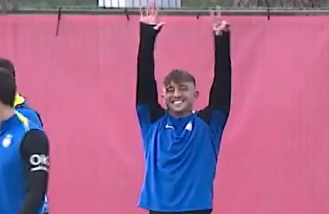 馬菲奧向鏡頭做5比2手勢 嘲諷皇馬5比2不敵巴塞隆拿