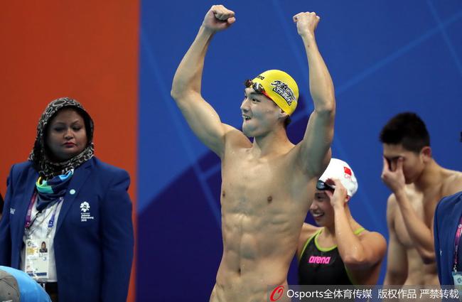 男女混合4x100米混合泳接力中国队夺冠，徐嘉余庆祝胜利