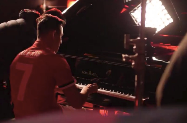 曼联时代桑切斯的高光瞬间就是弹钢琴
