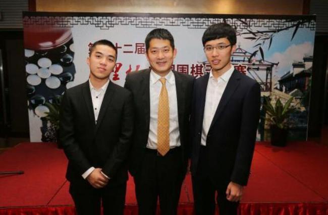 老天元常昊(中)与上届天元连笑(右)、挑战者谢科