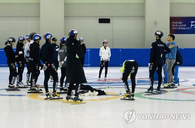 韩短道再传丑闻 奥运奖牌男选手当众脱队友裤子