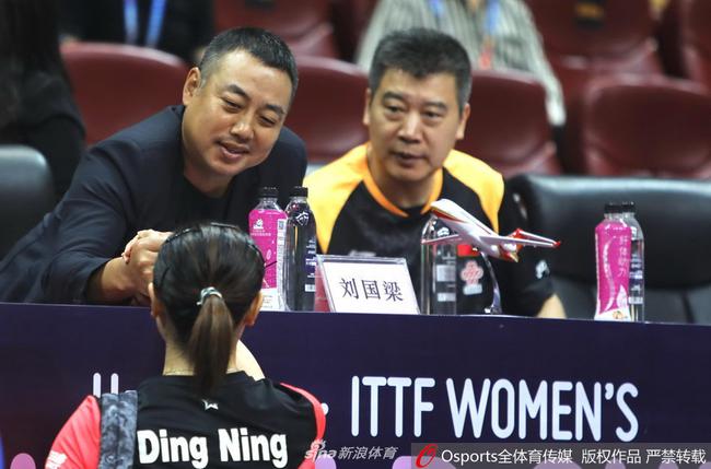 刘国梁现场观战指导女乒