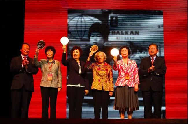 2011 年,在中国首夺团体冠军50周年活动上,徐寅生、李富荣为巾帼英雄们颁奖(左起李富荣、梁丽珍、林慧卿、邱钟惠、郑敏之、徐寅生)