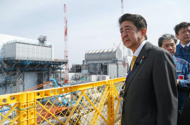 安倍视察福岛第一核电站(时事通信社)