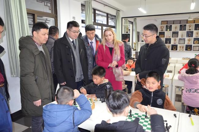 国际棋联代表参观培新小学