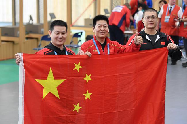 中国队选手金泳德（中）、谢振翔（左）、姚兆楠庆祝夺冠。