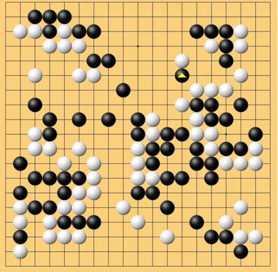 黑121手（图中三角一手）就是胜招，击中了白棋棋型的薄弱环节。