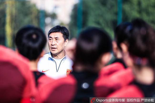 贾秀全与女足弟子们