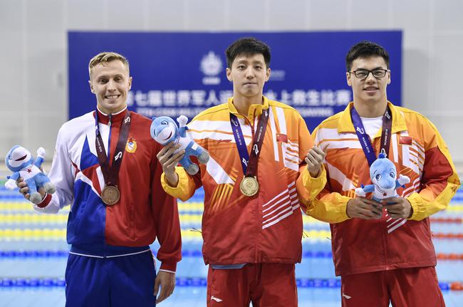 水上救生男子200米障碍游泳：中国队包揽冠亚军