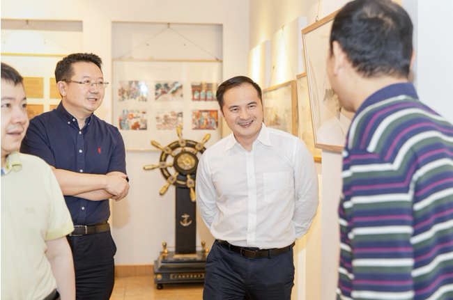 (龙华区教科院黄思亮院长了解围棋课程情况)