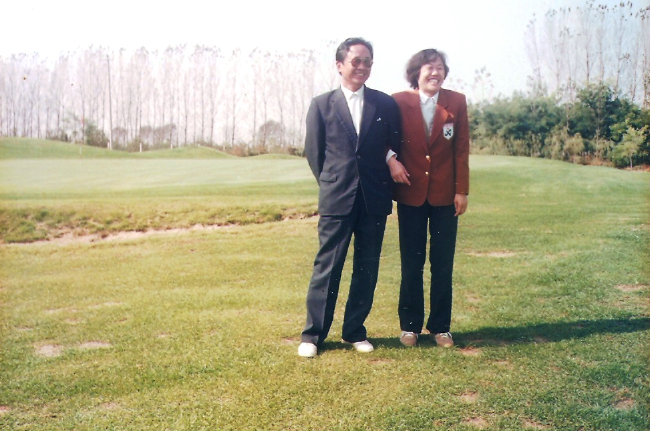 牛忠賢和妻子在球場漫步