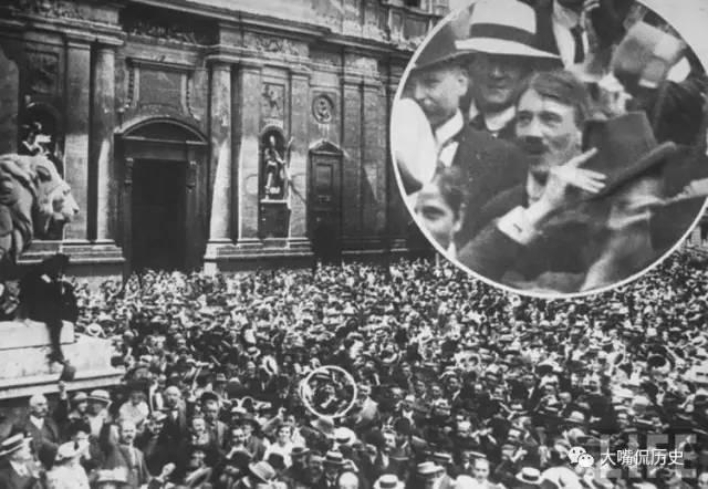 1914年8月，失业青年希特勒在人群中探头探脑