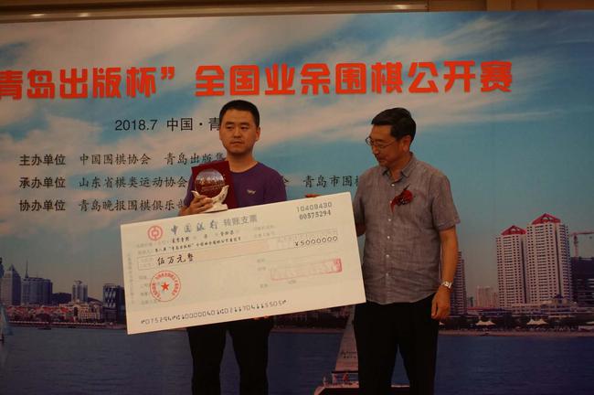 周振宇7段（左）在第八届“青岛出版杯”全国业余围棋公开赛夺冠