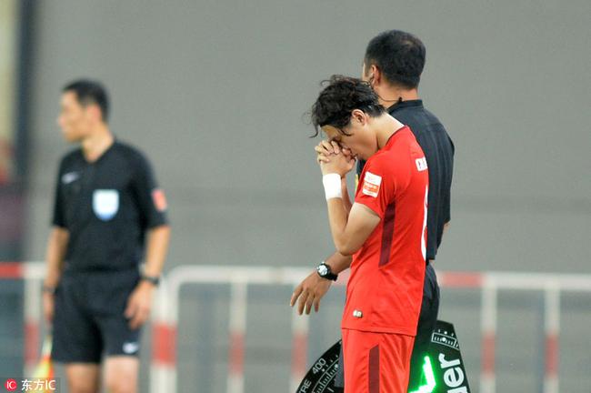 张修维复出与老妈共同落泪:现在太享受踢球的