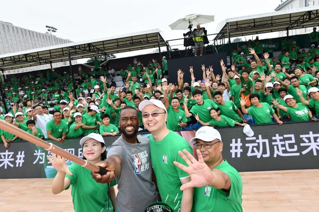 沃克与参加NBA 5v5北京站的篮球迷们自拍合影