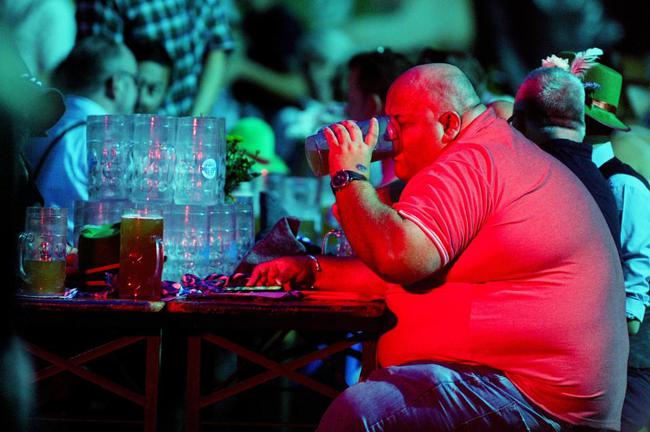 13亿巨奖得主啤酒节上独自买醉