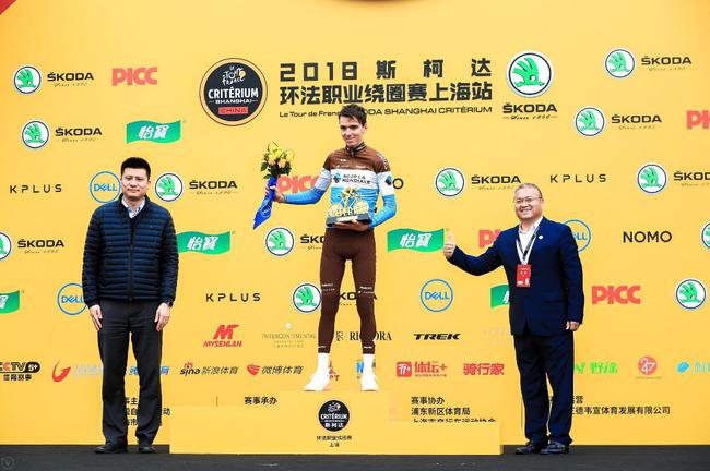 戴尔易安信副总裁袁洪伟(右)为法国车手罗曼‧巴代颁奖