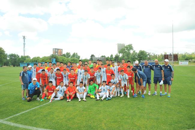 中国足球运动学院U15男足与阿根廷U15国家队赛后合影留念
