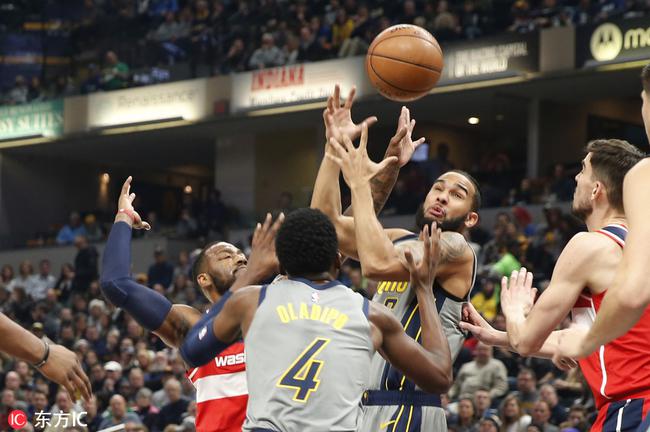 【影片】歐尼爾要笑瘋了！本賽季最混亂的時刻誕生，30秒內雙方換了多次球權，他們是在打橄欖球？-黑特籃球-NBA新聞影音圖片分享社區