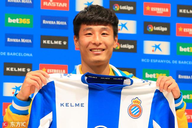 沪媒赞武磊真挚微笑俘获球迷心 展示球技自信