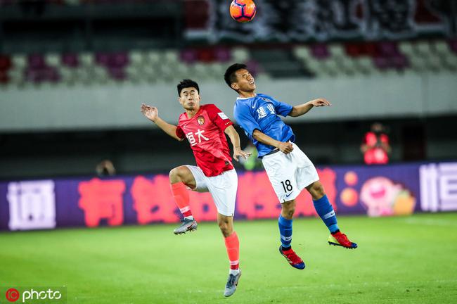 杨国元(右)被调侃为中超最惨U23