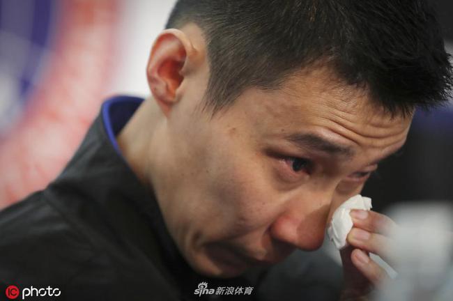 李宗伟泪洒退役发布会