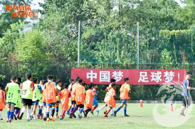 卓尔青训中心迎来200名青少年球员试训