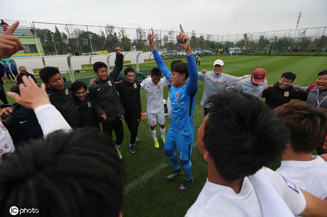 斩获U17组冠军的鲁能幼球员祝贺