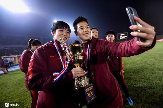 张馨（左）相踢奥运