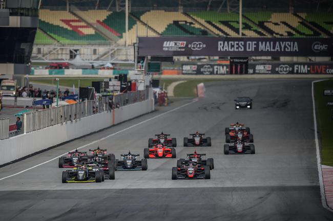 乔伊-艾德斯首次亮相亚洲F3锦标赛，获得新赛季首场胜利。