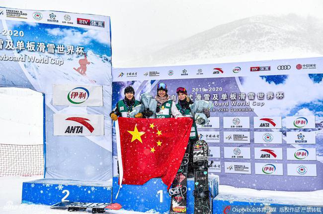 刘佳宇和蔡雪桐在领奖台上