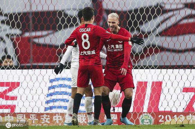 上港锋线已有奥斯卡、胡尔克与阿瑙托维奇