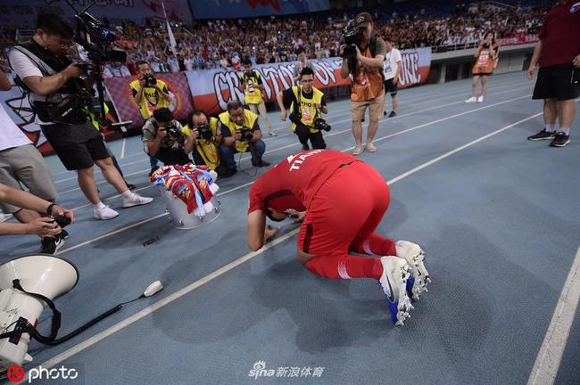 权敬源跪别天海一幕让人动容