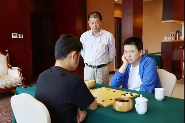 “过百龄杯”创办人朱建平现场观战