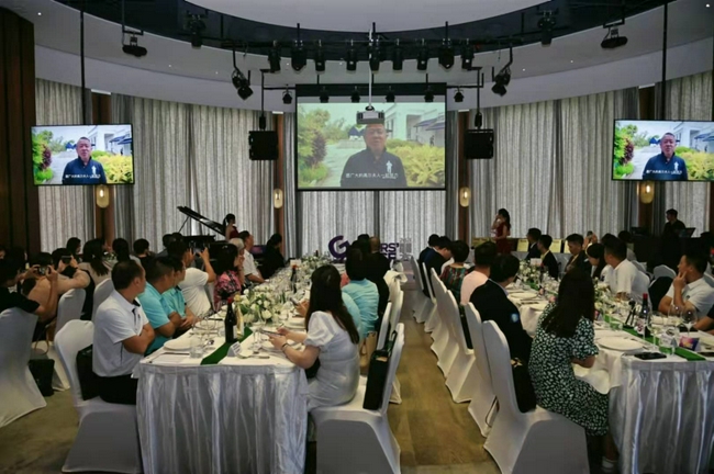 华人业余高尔夫球会会长曾志伟先生为颁奖典礼致辞