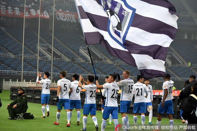 施蒂利克包厢内用耳机指挥泰达 德比之王位置还不稳