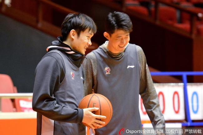 山东男篮15人出征半决赛