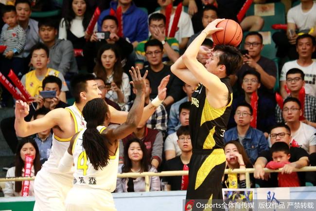 小丁砍下27分7篮板4助攻