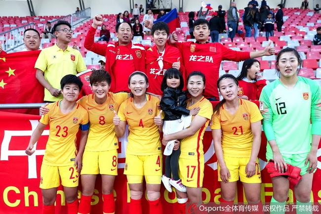 中国女足队员赛后庆祝胜利
