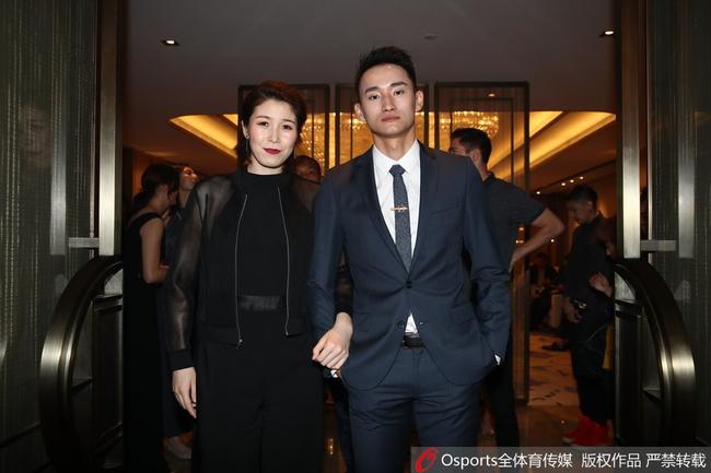 李静透明的外套下是一身露背装,立时惊艳了全场